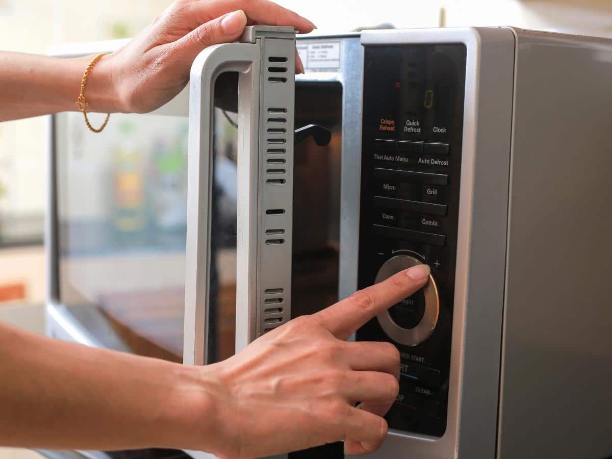 3 Simple Ways To Reset A Microwave (Step by Step Guide) – Apartment ABC