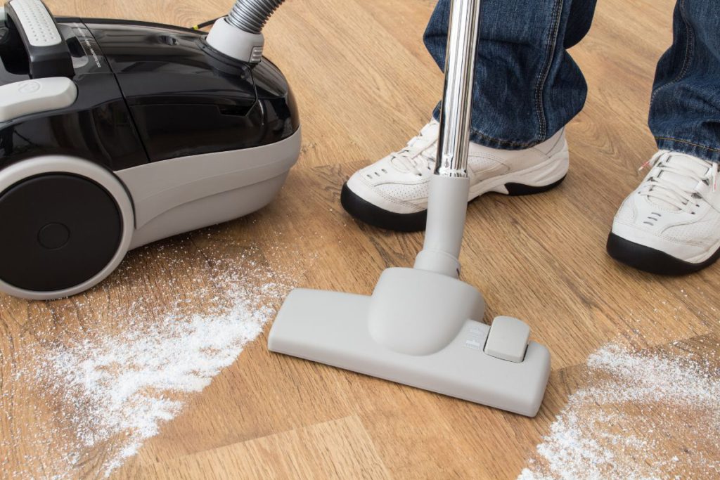 cleaning laminate floor with vacuum cleaner