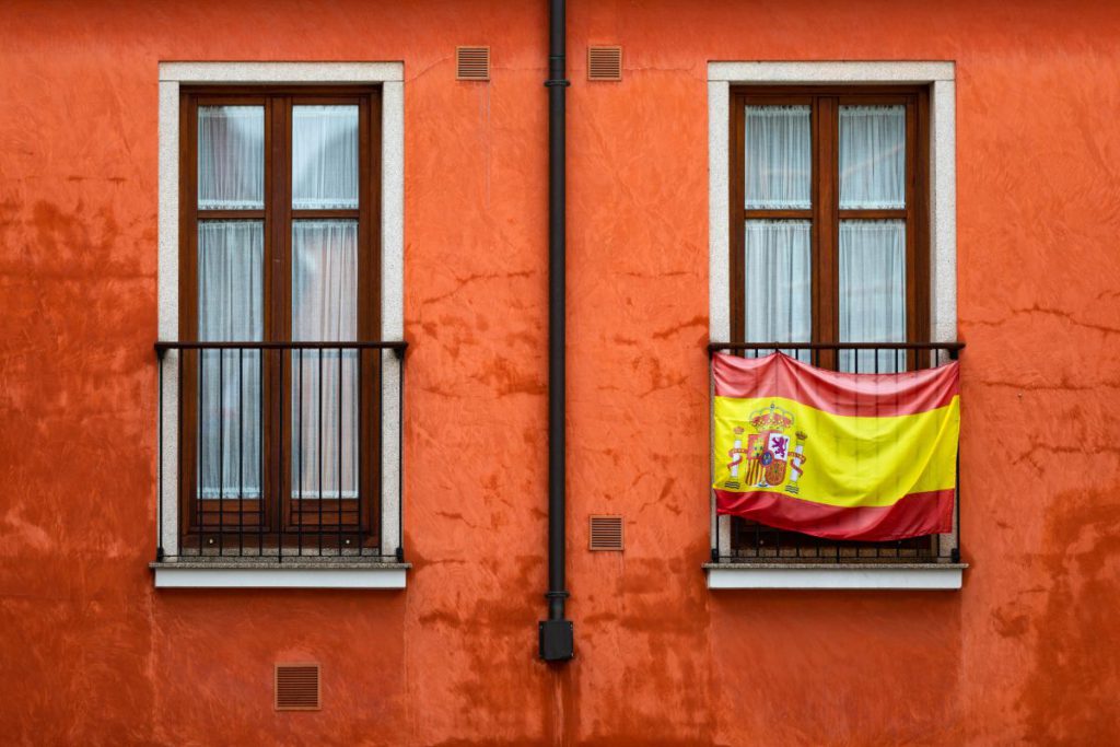 Spanish flag on the Juliet balcony